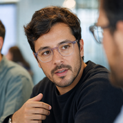 Hombre usando marco óptico Nova Sluis Purpura con filtro azul - Buhu Eyewear