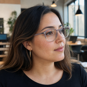 Mujer usando marco óptico Nova Sluis Purpura con filtro azul - Buhu Eyewear