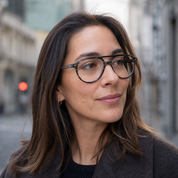 Mujer usando marco óptico Cerro Moreno Negro con filtro azul - Buhu Eyewear