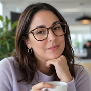 Mujer usando marco óptico Puerto Varas Carey con filtro azul - Buhu Eyewear