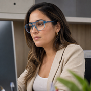 Mujer usando marco óptico Urban Azul con filtro azul - Buhu Eyewear