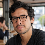 Hombre usando marco óptico Harry Negro con filtro azul - Buhu Eyewear