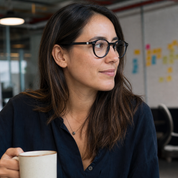 Mujer usando marco óptico Harry Negro con filtro azul - Buhu Eyewear