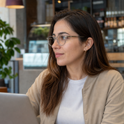 Mujer usando marco óptico Harry Gris con filtro azul - Buhu Eyewear