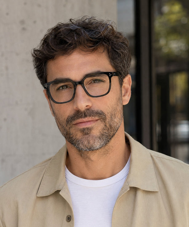 Achao marco óptico acetato Negro filtro luz azul - Buhu Eyewear - en uso diario lifestyle