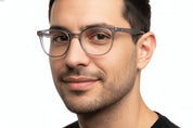 Chaiten lentes de lectura filtro luz azul Gris - Buhu Eyewear - en uso diario