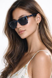 Miami lentes de sol UV400 acetato Carey Azul - Buhu Eyewear - en uso diario