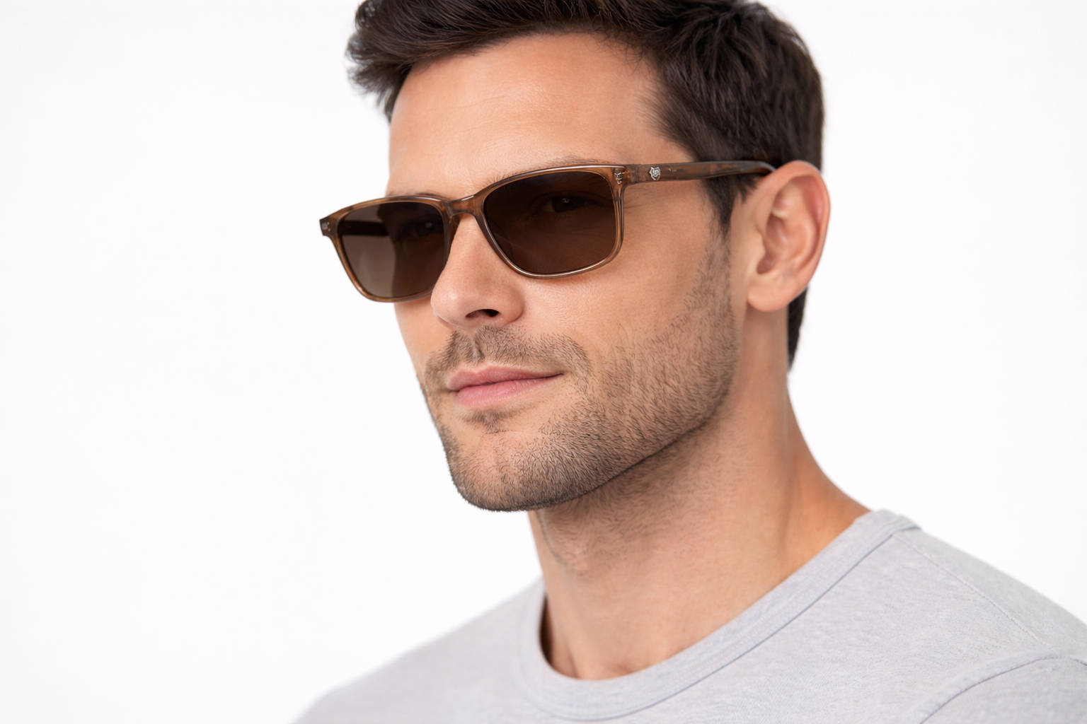 Hombre usando lentes de sol Fitz Roy UV400 Café - Buhu Eyewear