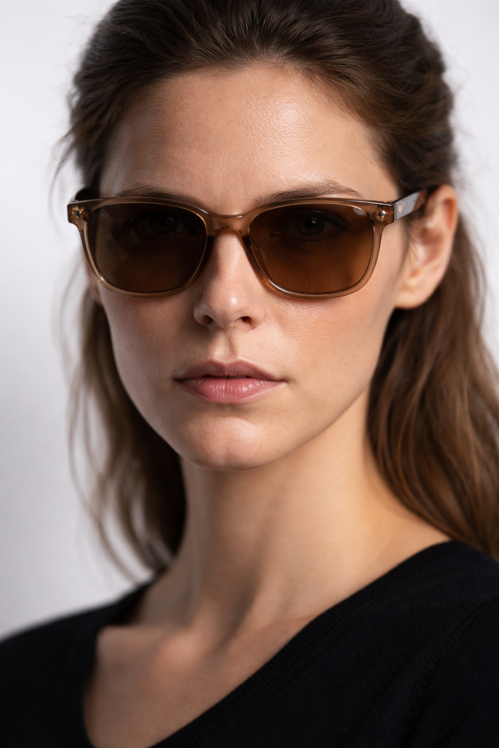 Mujer usando lentes de sol Fitz Roy UV400 Café - Buhu Eyewear